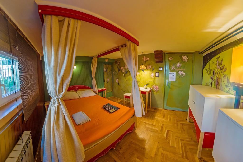 Hostel Mali Mrak Загреб Экстерьер фото