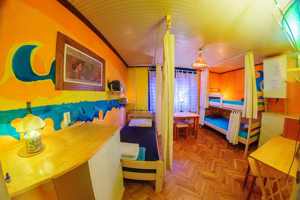 Hostel Mali Mrak Загреб Экстерьер фото